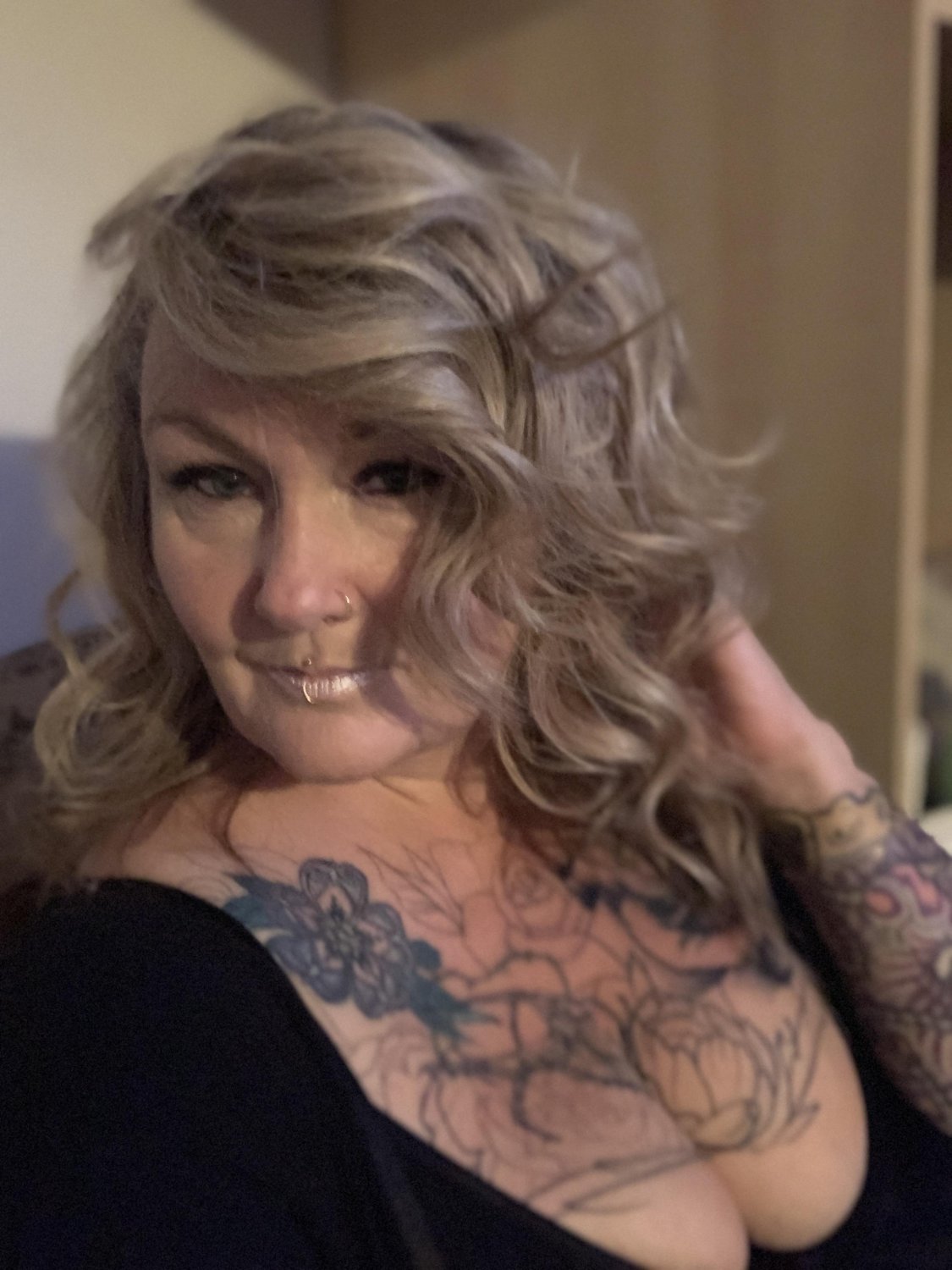 Artsy Older Babe #B4pF8sYq